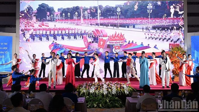  Một tiết mục văn nghệ đặc sắc được biểu diễn tại Chương trình Thủ tướng Chính phủ đối thoại với thanh niên năm 2026. (Ảnh: TRẦN HẢI) 