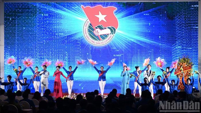  Những tiết mục văn nghệ trẻ trung, đặc sắc được biểu diễn tại chương trình. (Ảnh: TRẦN HẢI) 