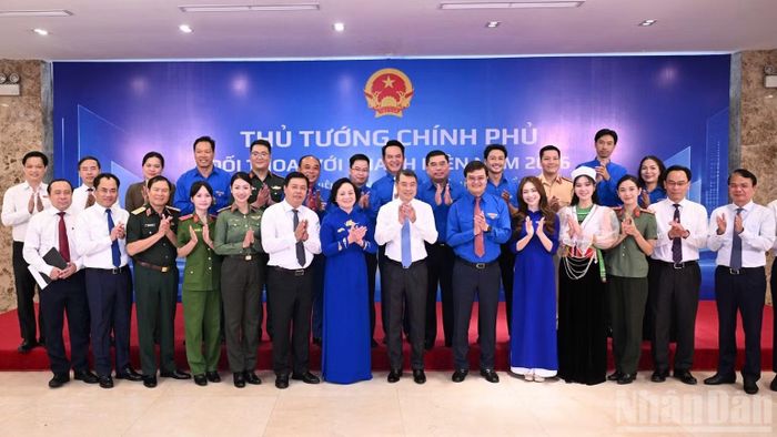  Thủ tướng Lê Minh Hưng, các đồng chí lãnh đạo với các đại biểu tham dự chương trình. (Ảnh: TRẦN HẢI) 
