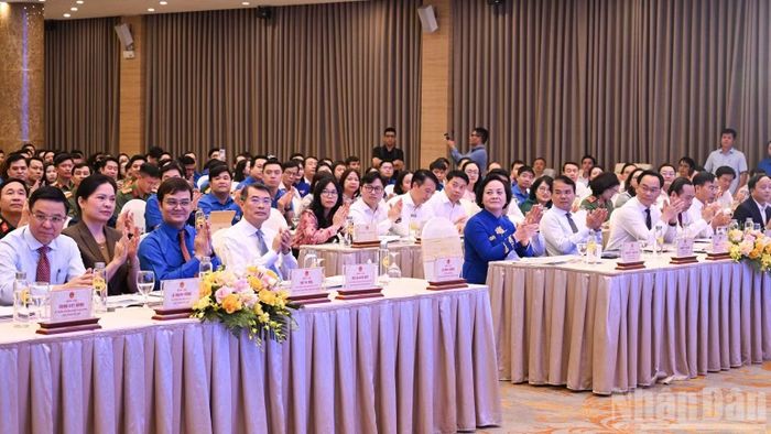  Thủ tướng Lê Minh Hưng và các đồng chí lãnh đạo, đại biểu tham dự chương trình. (Ảnh: TRẦN HẢI) 