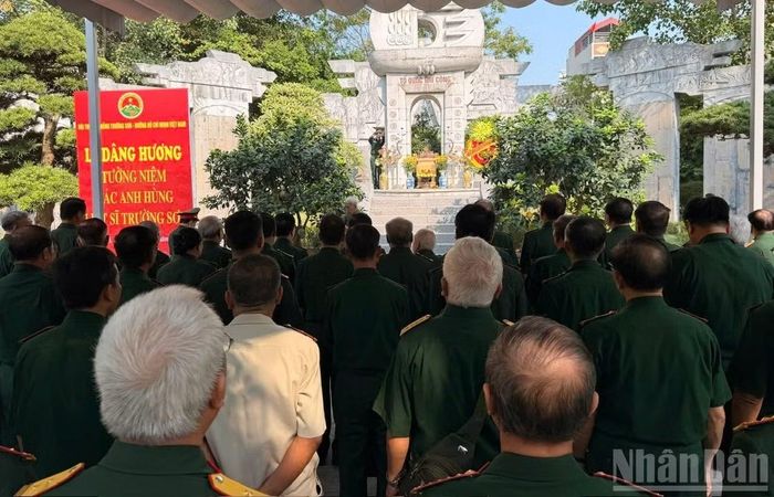 Các đại biểu thành kính dâng hương tưởng niệm các anh hùng liệt sĩ hy sinh vì sự nghiệp giải phóng dân tộc trên con đường Trường Sơn huyền thoại.