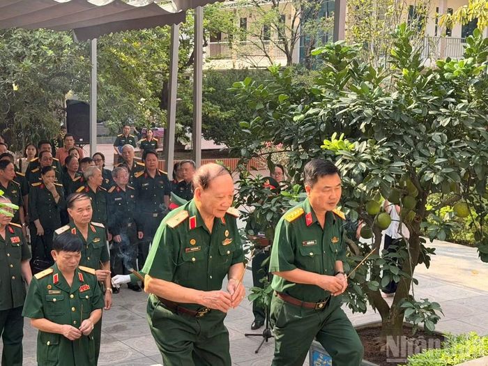 Các đại biểu dâng hương tưởng niệm các anh hùng liệt sĩ hy sinh vì sự nghiệp giải phóng dân tộc trên con đường Trường Sơn huyền thoại.