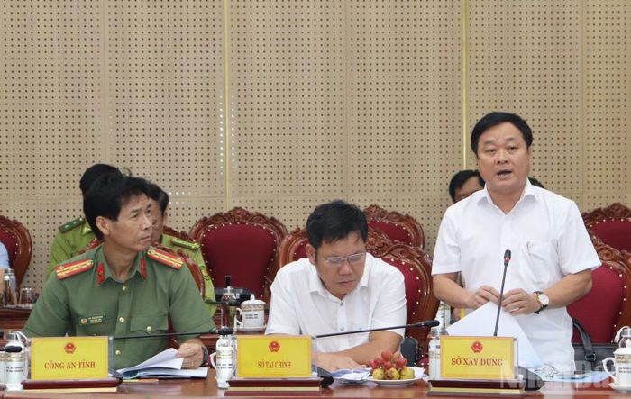 Giám đốc Sở Xây dựng tỉnh Quảng Ngãi Nguyễn Phúc Nhân báo cáo nghiên cứu tiền khả thi dự án đầu tư xây dựng đường bộ cao tốc Quảng Ngãi-Kon Tum. (Ảnh: HIỂN CỪ)
