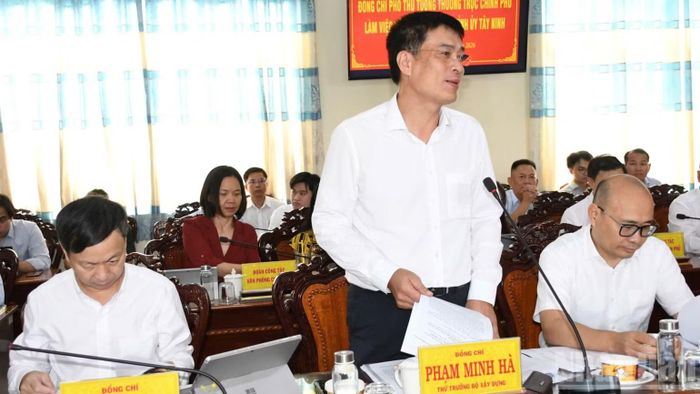Lãnh đạo Bộ Xây dựng giải đáp kiến nghị của tỉnh Tây Ninh. (Ảnh: THANH PHONG)