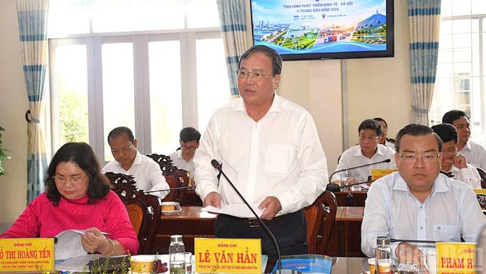 Chủ tịch Ủy ban nhân dân tỉnh Tây Ninh Lê Văn Hẳn báo cáo tại buổi làm việc. (Ảnh: THANH PHONG)