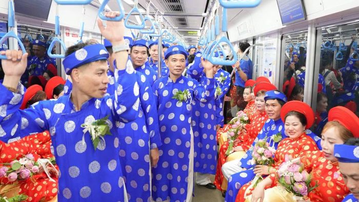 Trong chương trình, các cặp đôi còn được trải nghiệm hành trình di chuyển bằng tuyến Metro số 1 (Bến Thành-Suối Tiên) đến ga Suối Tiên. (Ảnh: Ban tổ chức)