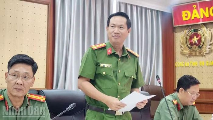 Đại tá Nguyễn Nhật Trường, Phó Giám đốc, Thủ trưởng Cơ quan Cảnh sát điều tra Công an tỉnh An Giang trả lời Báo Nhân Dân liên quan vụ việc, ngày 13/10. (Ảnh: QUỐC TRINH)