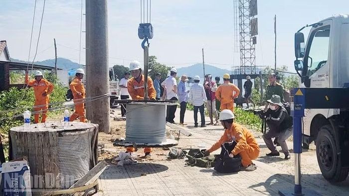 Công nhân ngành điện khắc phục sự cố cáp ngầm. (Ảnh: QUỐC TRINH)