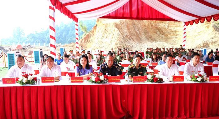 Lãnh đạo tỉnh Lạng Sơn cùng lãnh đạo các Sở, ngành dự sự kiện. (Ảnh: ANH KHOA)