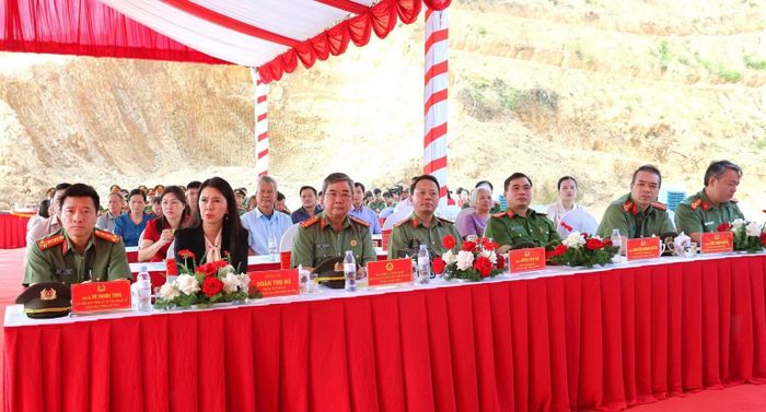 Lãnh đạo tỉnh Lạng Sơn và lãnh đạo Công an tỉnh Lạng Sơn tại Lễ khởi công. (Ảnh: ANH KHOA)