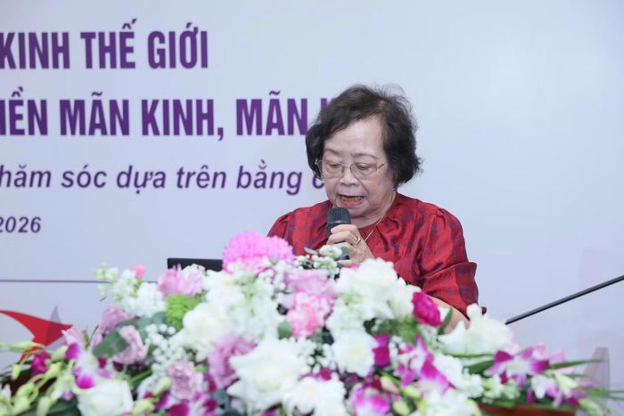 Giáo sư, Tiến sĩ Trần Thị Phương Mai, Chủ tịch Hội Chăm sóc sức khỏe phụ nữ mãn kinh Việt Nam chia sẻ tại buổi tập huấn.