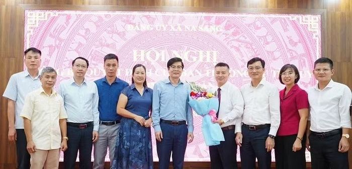 Các đồng chí lãnh đạo Ban Nội chính Tỉnh ủy và lãnh đạo xã Na Sang tặng hoa chúc mừng đồng chí Vũ Mạnh Hà. (Ảnh: NA SANG)