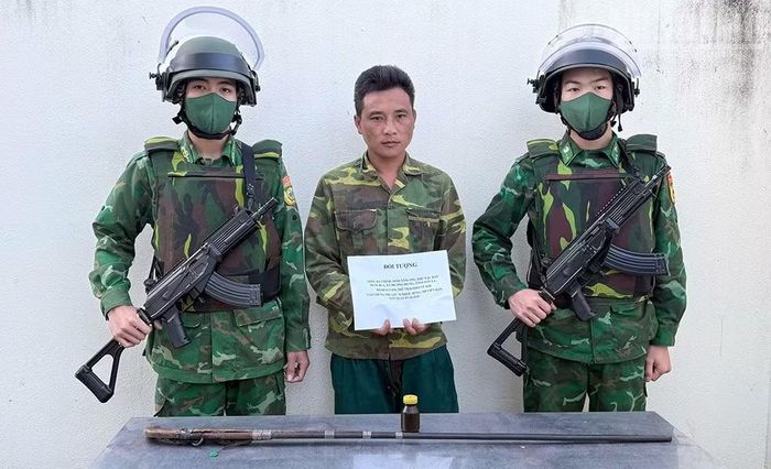 Đối tượng Sồng A Trình, bản Huổi Bua, xã Mường Hung cùng tang vật tại cơ quan chức năng. (Ảnh: QUÀNG HÙNG)