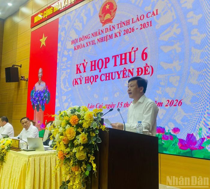 Giám đốc Sở Tư pháp Lào Cai Đặng Đình Chung trình bày Dự thảo Nghị quyết tại kỳ họp. (Ảnh: Thành Tâm)