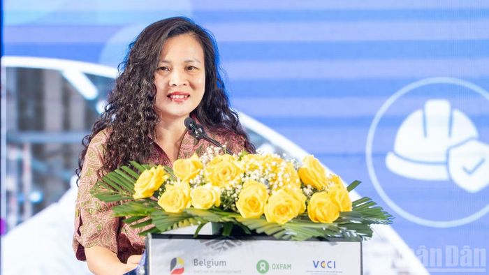 Bà Vũ Thị Quỳnh Hoa, Giám đốc quốc gia Oxfam tại Việt Nam chia sẻ tại hội thảo.