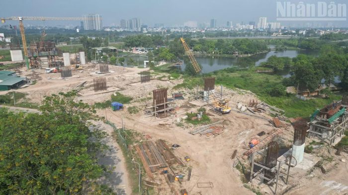 Công việc tiếp theo tập trung vào thi công bệ trụ, các kết cấu liên quan và những hạng mục phục vụ quá trình triển khai phần cầu chính.