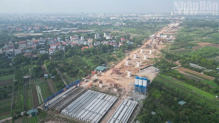 Tại khu vực cầu chính, các nhà thầu đã hoàn thành thi công 80/80 cọc khoan nhồi tại hai trụ tháp.