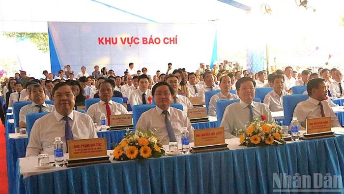 Ủy viên Bộ Chính trị, Phó Thủ tướng Thường trực Chính phủ Phạm Gia Túc (bìa trái) dự lễ khởi động hai dự án thành phần đường Vành đai 4 Thành phố Hồ Chí Minh. (Ảnh: THANH PHONG)