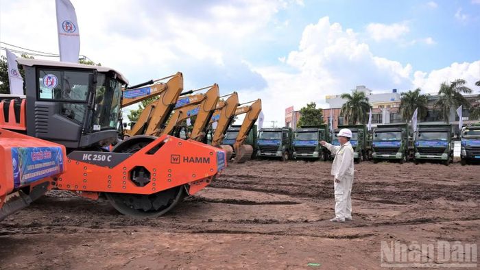 Trang thiết bị được tập kết để thi công đường Vành đai 4 Thành phố Hồ Chí Minh. (Ảnh: THANH PHONG)