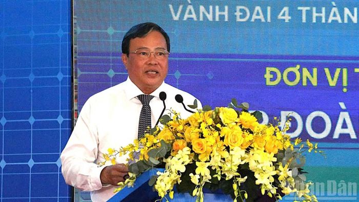 Chủ tịch Ủy ban nhân dân tỉnh Tây Ninh Lê Văn Hẳn phát biểu tại lễ khởi động hai dự án thành phần đường Vành đai 4 Thành phố Hồ Chí Minh. (Ảnh: THANH PHONG)