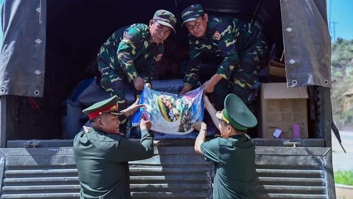 Hoạt động góp phần giúp người dân vùng bị ảnh hưởng bởi thiên tai vượt qua khó khăn. (Ảnh: Bộ đội biên phòng Huế)