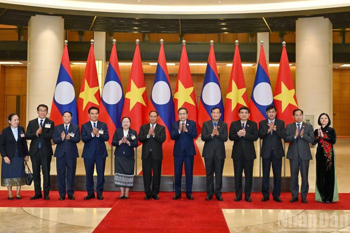 Chủ tịch Quốc hội Trần Thanh Mẫn và Thường trực Ban Bí thư Trung ương Đảng Nhân dân Cách mạng Lào Vilay Lakhamphong cùng các đại biểu tại cuộc tiếp.