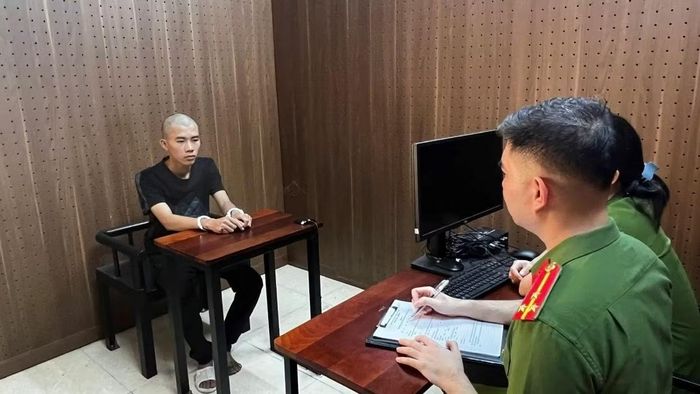 Cơ quan điều tra lấy lời khai đối tượng Hầu A Thắng. (Ảnh: SẦM NGUYÊN)