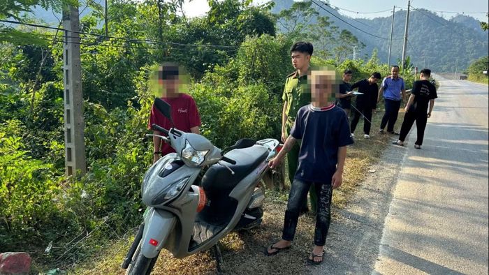 Hình ảnh thực nghiệm hiện trường các đối tượng thực hiện hành vi trộm cắp xe mô-tô. (Ảnh: SẦM NGUYÊN)
