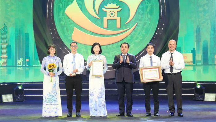Bí thư Thành ủy Hà Nội Trần Đức Thắng trao Giải Đặc biệt cho nhóm tác giả đến từ Cơ quan Báo và Phát thanh, truyền hình Hà Nội. (Ảnh: BTC)