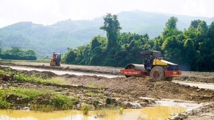 Khu tái định cư cho Dự án đường liên kết vùng miền trung tại xã Thạnh Bình đang được gấp rút thi công hoàn thành. (Ảnh: QUÂN VẠN)