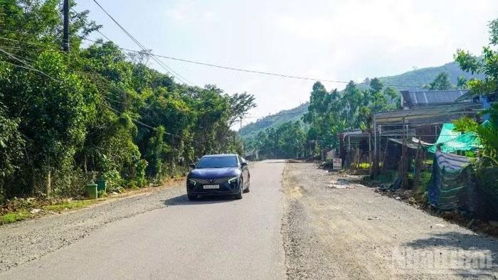 Dự án đường liên kết vùng miền trung đoạn qua địa bàn xã Thạnh Bình có tổng chiều dài khoảng 7,4km. (Ảnh: QUÂN VẠN)