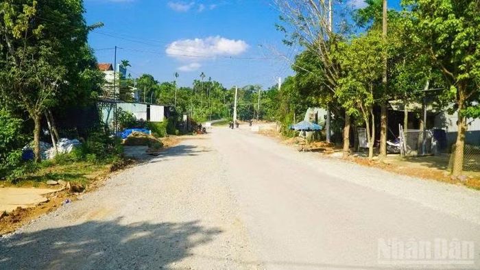 Xã Thạnh Bình đạt 97,5% số hồ sơ đã phê duyệt phương án trong công tác bồi thường, giải phóng mặt bằng Dự án đường liên kết vùng miền trung. (Ảnh: QUÂN VẠN)