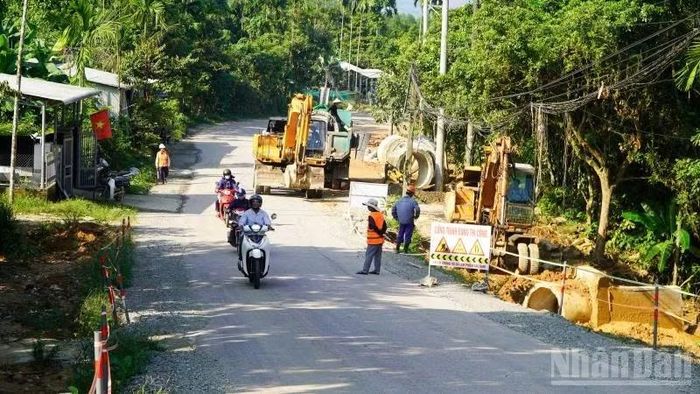 Dự án đường liên kết vùng miền trung đang được các đơn vị nỗ lực thi công, phấn đấu hoàn thành theo kế hoạch đề ra. (Ảnh: QUÂN VẠN)