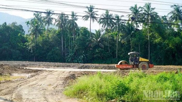 Xã Thạnh Bình thường xuyên đốc thúc tiến độ xây dựng Khu tái định cư cho Dự án đường liên kết vùng miền trung để sớm bố trí đất cho người dân. (Ảnh: QUÂN VẠN)