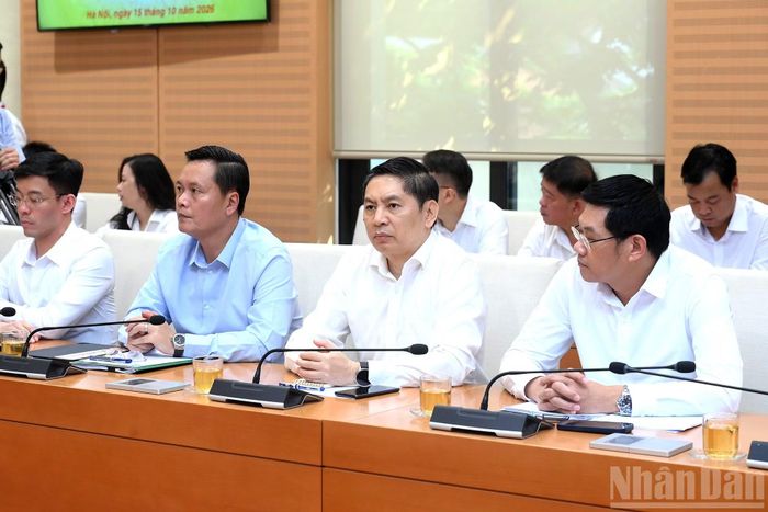 Các đại biểu tham dự cuộc làm việc.