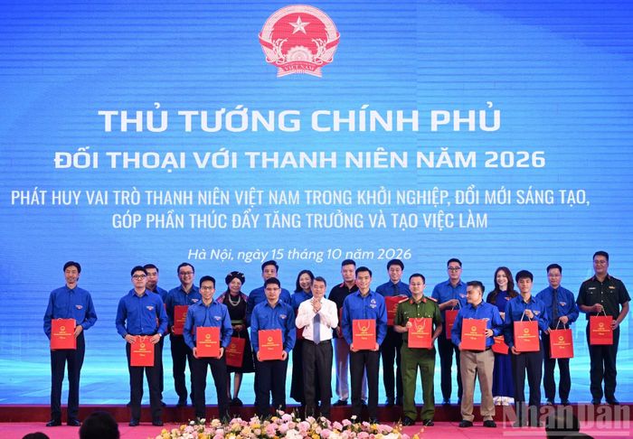 Thủ tướng Lê Minh Hưng tặng quà động viên 20 thanh niên tiêu biểu tham dự chương trình vì có nhiều thành tích xuất sắc trong học tập, nghiên cứu, lao động, khởi nghiệp, đổi mới sáng tạo, làm chủ khoa học, công nghệ; đồng thời tích cực cống hiến vì cộng đồng, đóng góp thiết thực cho sự phát triển của đất nước.
