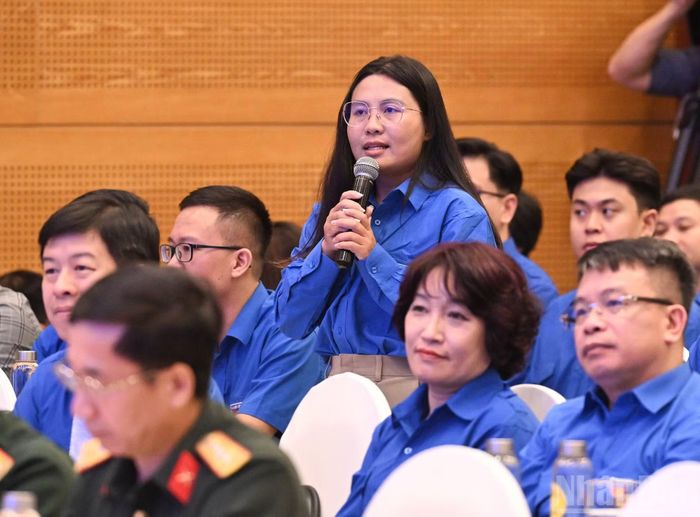 Đại diện đoàn viên, thanh niên đặt câu hỏi với Thủ tướng Lê Minh Hưng và lãnh đạo các ban, bộ, ngành.