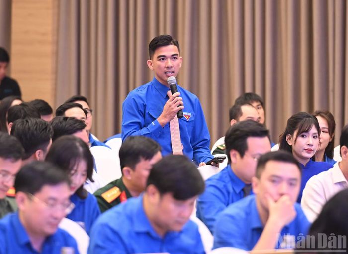 Đại diện đoàn viên, thanh niên đặt câu hỏi với Thủ tướng Lê Minh Hưng và lãnh đạo các ban, bộ, ngành.