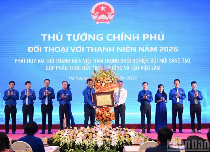 Thủ tướng Lê Minh Hưng tặng hoa và quà lưu niệm chúc mừng Ban Bí thư Trung ương Đoàn Thanh niên Cộng sản Hồ Chí Minh và Trung ương Hội Liên hiệp Thanh niên Việt Nam.