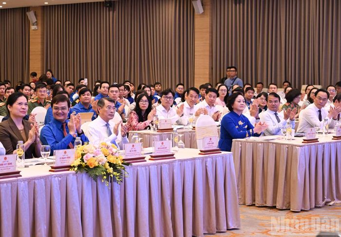 Thủ tướng Lê Minh Hưng và các đại biểu tham dự Chương trình Đối thoại với thanh niên năm 2026.