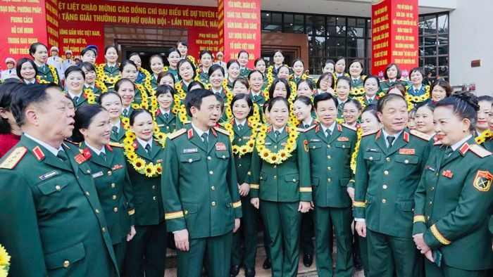 Đại tướng Phan Văn Giang và các đại biểu dự chương trình. (Ảnh: Cộng tác viên)