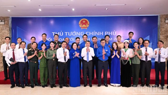  Thủ tướng Lê Minh Hưng, các đồng chí lãnh đạo, đại biểu tham dự Chương trình đối thoại với thanh niên năm 2026. (Ảnh: TRẦN HẢI) 
