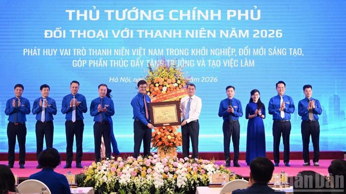  Thủ tướng Lê Minh Hưng tặng lẵng hoa tươi thắm và quà lưu niệm chúc mừng Ban Bí thư Trung ương Đoàn TNCS Hồ Chí Minh và Trung ương Hội Liên hiệp Thanh niên Việt Nam. (Ảnh: TRẦN HẢI) 
