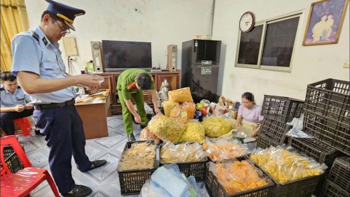 Lực lượng chức năng kiểm tra các mặt hàng là thực phẩm giả. (Ảnh: ANH KHOA)