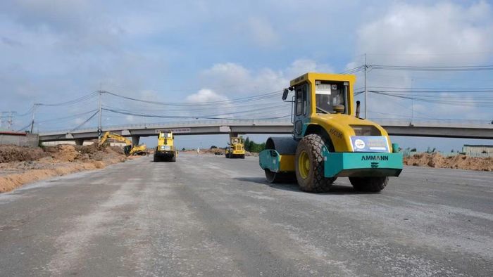 Thi công gói thầu Xây lắp 6 Dự án Vành đai 3, đoạn qua địa bàn Củ Chi. (Ảnh: THẾ ANH)