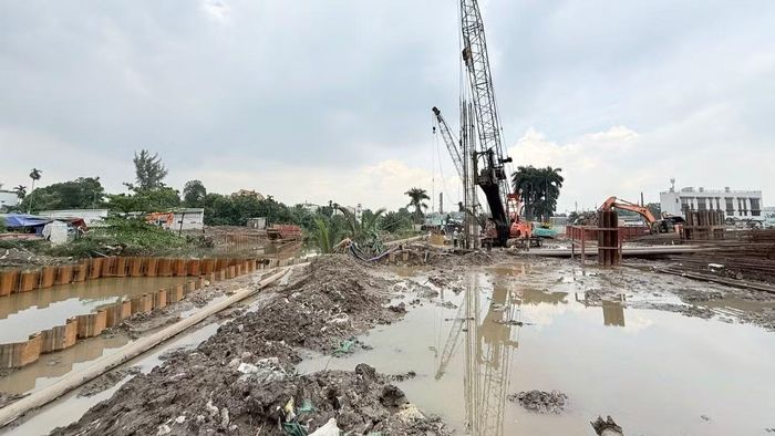 Thi công trên vùng đất yếu cần rất nhiều vật liệu cát đắp để gia cố hạ tầng. (Ảnh: QUÝ HIỀN)