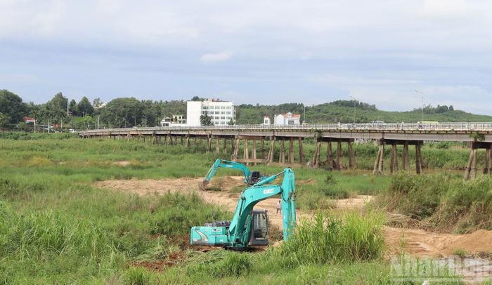 Các phương tiện cơ giới đang triển khai thi công các hạng mục dự án cầu Trà Khúc 1. (Ảnh: HIỂN CỪ)