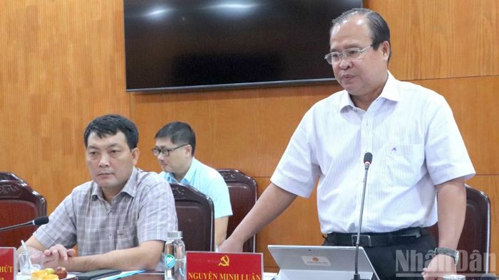 Phó Chủ tịch Ủy ban nhân dân tỉnh Cà Mau Nguyễn Minh Luân (bên phải) phát biểu tại buổi làm việc, nhấn mạnh yêu cầu thúc đẩy đầu tư cho hoạt động khởi nghiệp và đổi mới sáng tạo. (Ảnh: HỮU TÙNG)