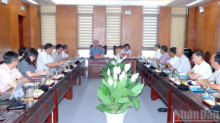 Bí thư Tỉnh ủy Nguyễn Hồ Hải và Phó Bí thư Thường trực Tỉnh ủy Đặng Văn Dũng (bàn ngang phía trên) chủ trì buổi làm việc với Trung tâm Khởi nghiệp và Đổi mới sáng tạo tỉnh Cà Mau. (Ảnh: HỮU TÙNG)