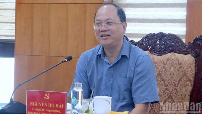 Bí thư Tỉnh ủy Cà Mau Nguyễn Hồ Hải phát biểu tại buổi làm việc, chỉ rõ đổi mới sáng tạo là nhiệm vụ của cả hệ thống chính trị Cà Mau. (Ảnh: HỮU TÙNG)